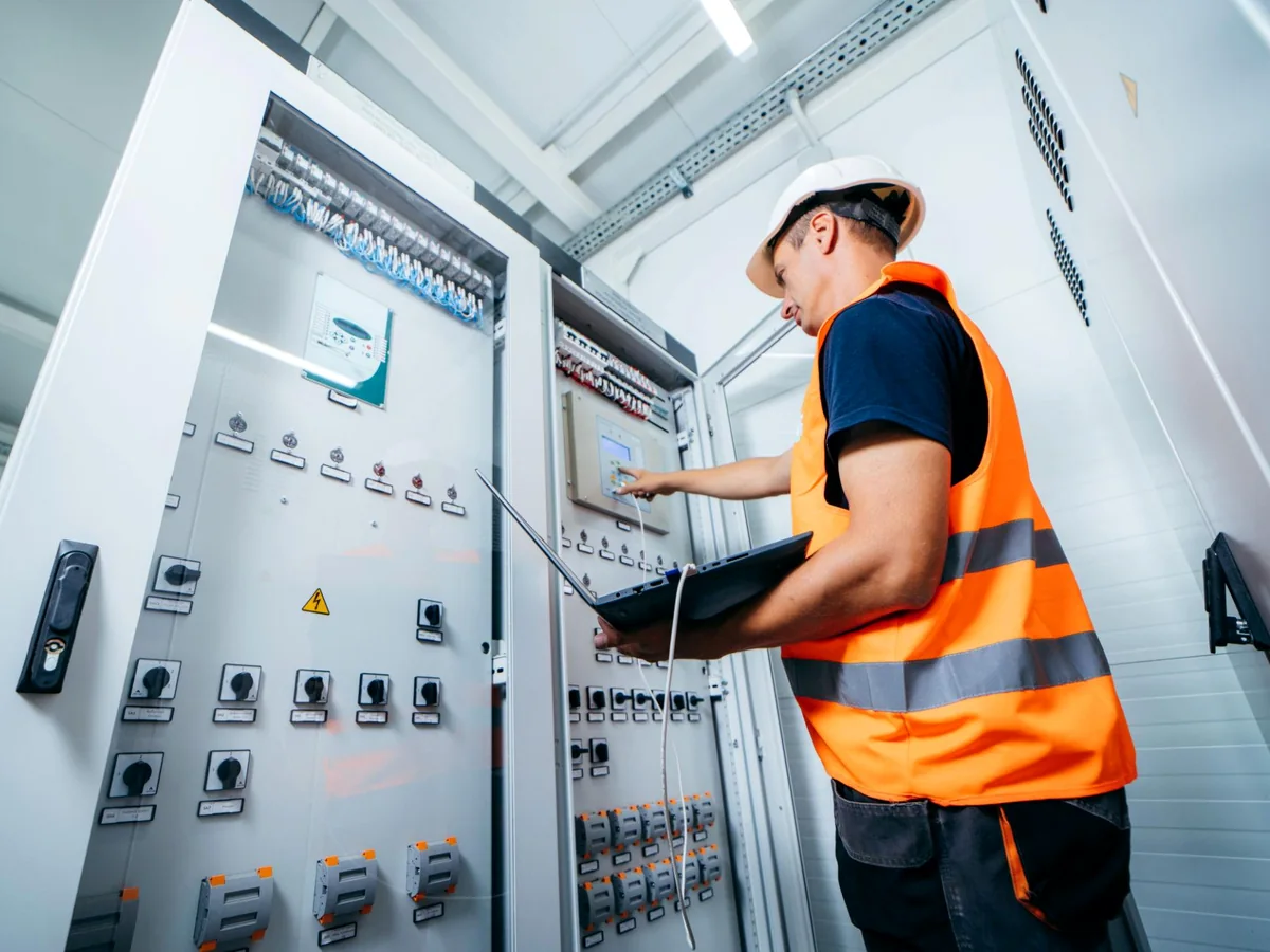 Techniker an einer elektrischen Schaltanlage